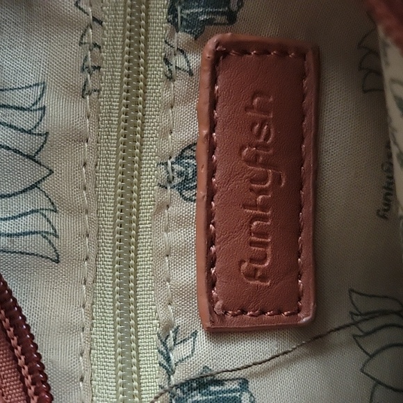 Small Anthro Style Leather Crossbody - Picture 4 of 6